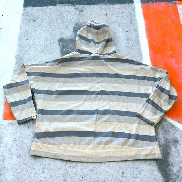 PUMA Women’s stripped lightweight hoodie- XL - Picture 2 of 3